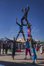 Image du Maroc Professionnelle de  Les acrobates, connus sous le nom d'Oulad Sidi Ahmad Ou Moussa, sont les héritiers traditionnel de l'école du Cheikh de Tazeroualet, fief de la famille maraboutique du Saint patron Sidi Ahmad ou Moussa, véritable société d'artistes de rue marocain, qui s'exerçaient devant le Café de France à La fameuse place Jemaa El Fana de Marrakech, la ville touristique du Maroc, le 1 Décembre 2018. (Photo / Abdeljalil Bounhar)